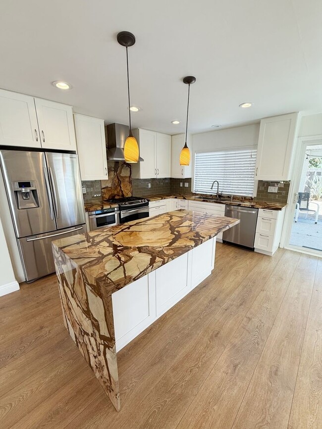 Primary Photo - Beautifully Upgraded 4 Bed/2 Bath Single-L...