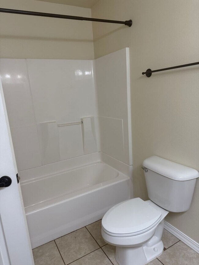 Building Photo - 1221 E 14th St