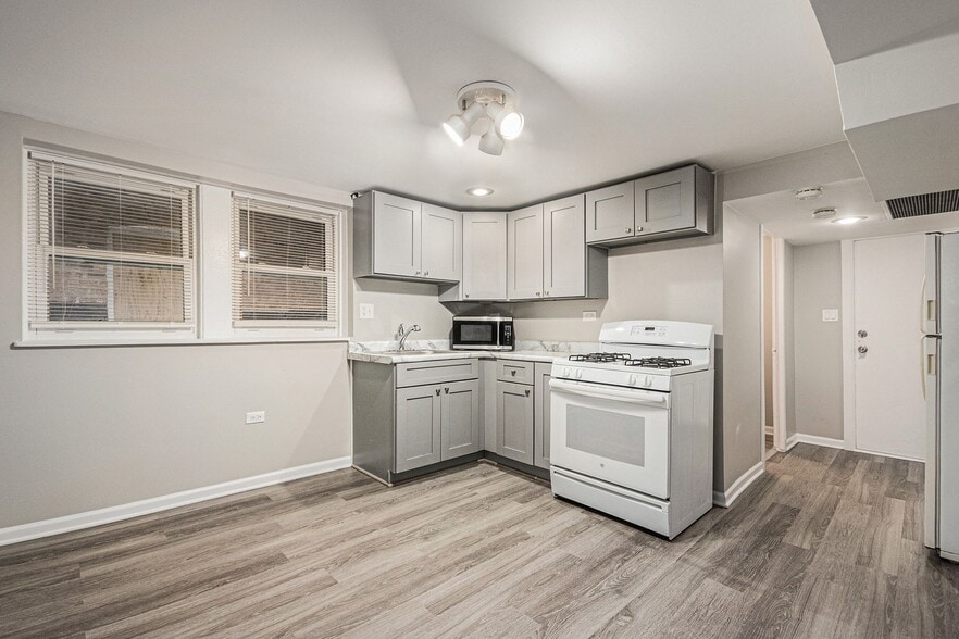 Kitchen - 1820 Grove Ave