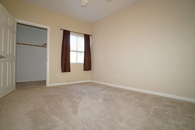 Building Photo - 3 bedroom, 2 bathroom condo with great flo...