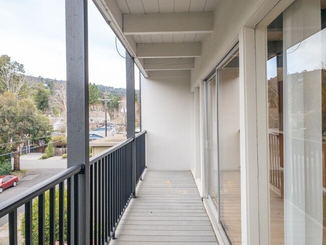 Building Photo - Tranquil Top Floor 1BR/1BA Unit! Large Private Balcony! Tam Valley! Parking! Laundry! Storage! PR...