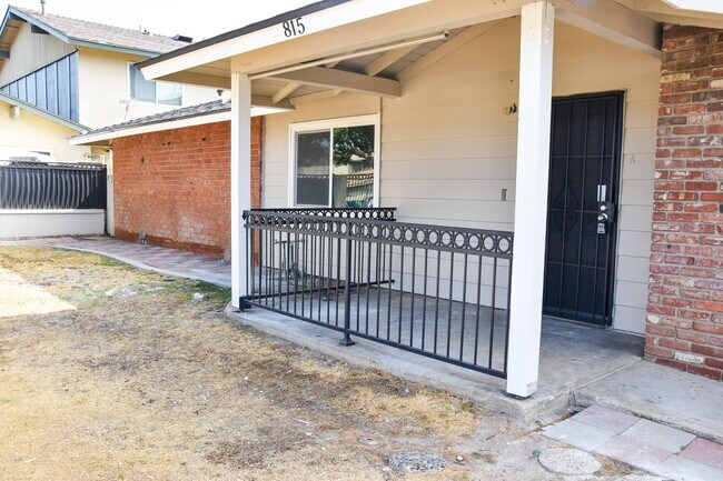 Building Photo - Olive (815) North