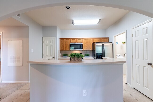 Building Photo - 6607 Lake Woodlands Dr