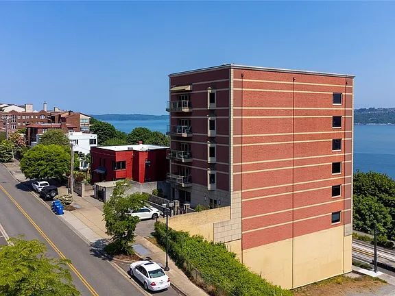 Building Photo - "Spacious 2-Bed, 3-Bath Sanctuary in Tacoma's Heart – 3,243 Sq Ft of Luxury Living!"