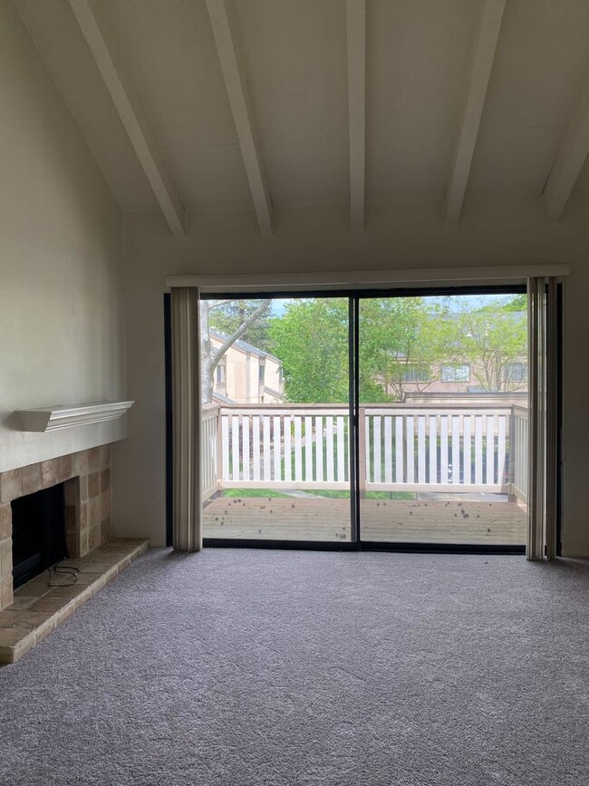 Building Photo - 545 Woodside Oaks