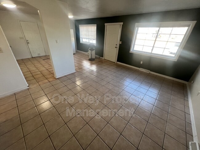 Building Photo - 1114 Longview Dr