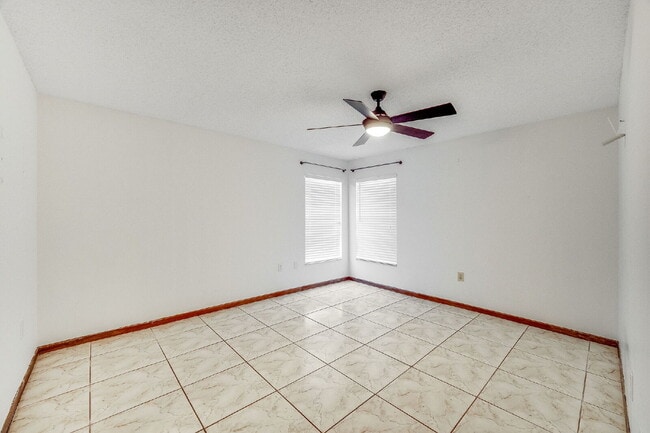 Building Photo - Beautifully updated Pool Home