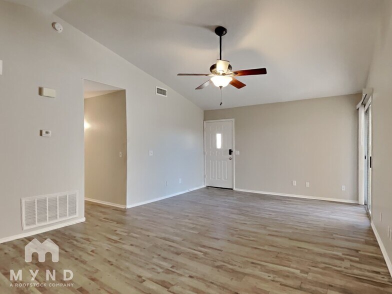 Building Photo - 8027 W Laurel Ln