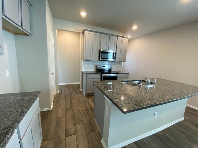 Building Photo - Fabulous 4/2 single story conveniently loc...