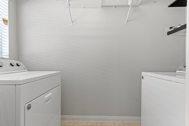 Building Photo - Beautiful 4 Bed 2.5 Bath Home Jones and Wa...