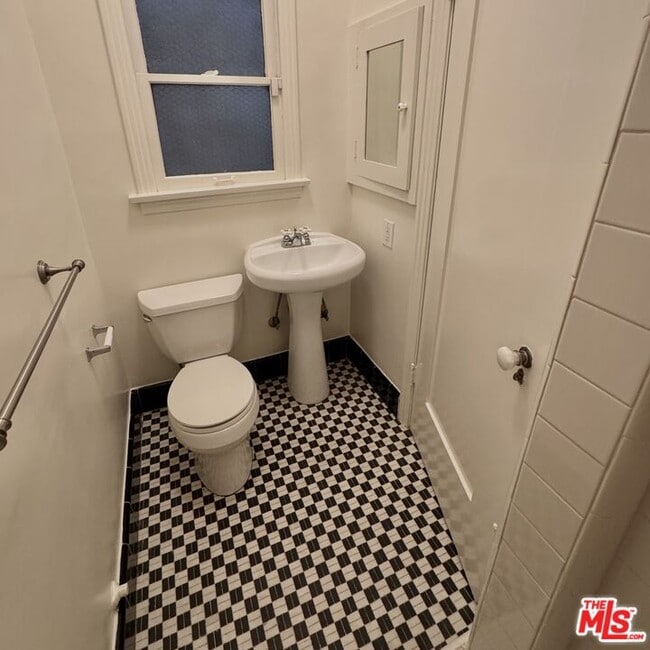 Building Photo - 328 N Sycamore Ave