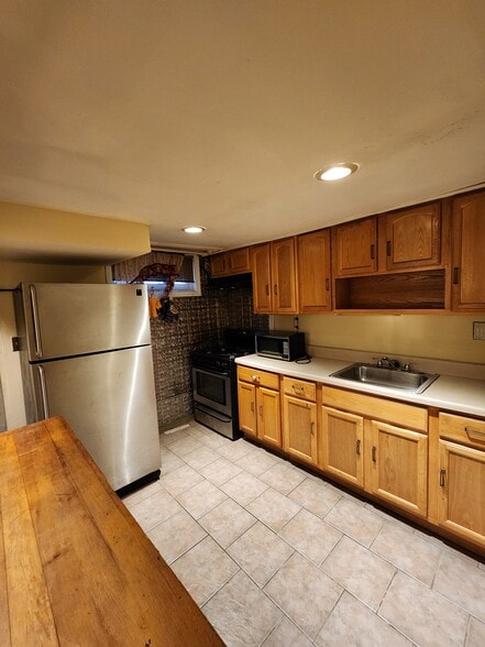 KITCHEN - 720 Madison Ave