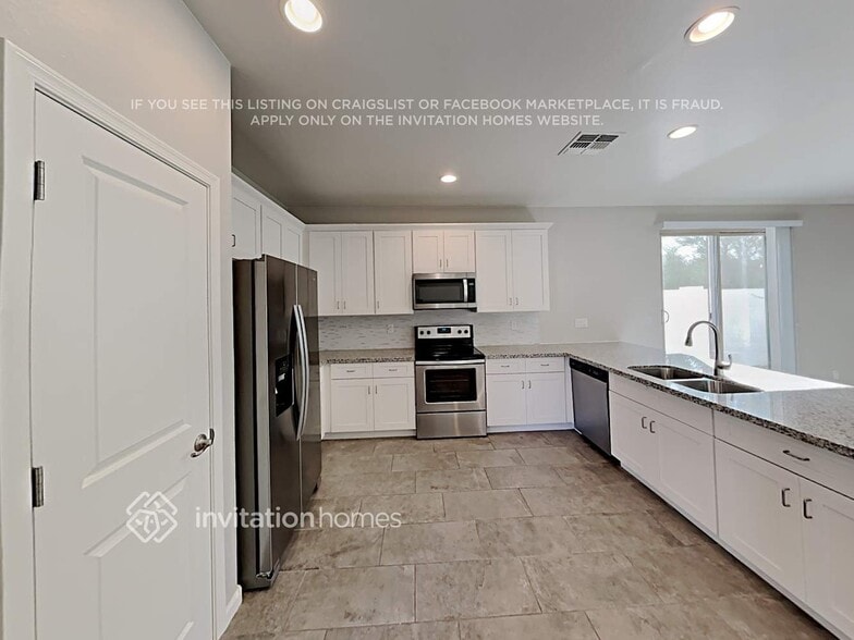 Building Photo - 16437 S 10th St