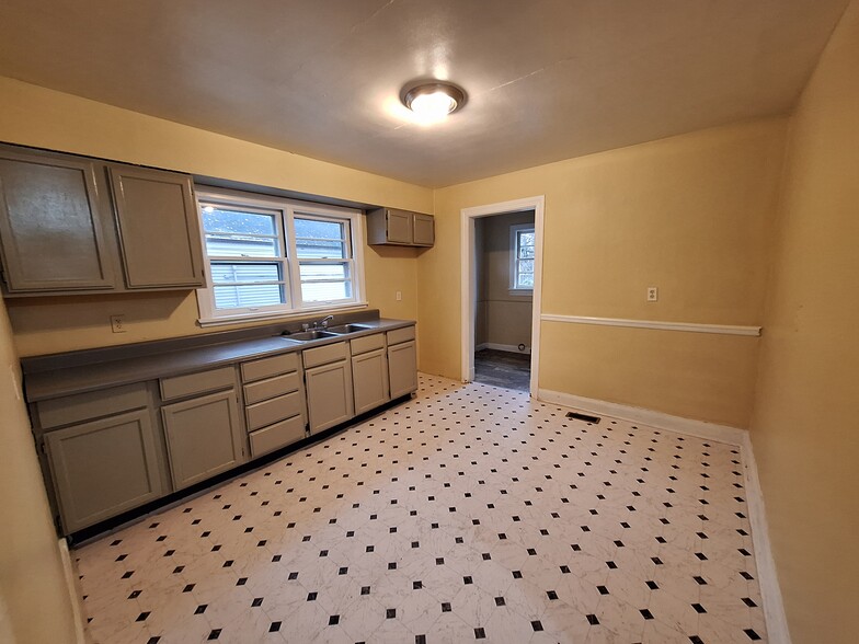 Kitchen with space for table - 4848 Brenda Dr