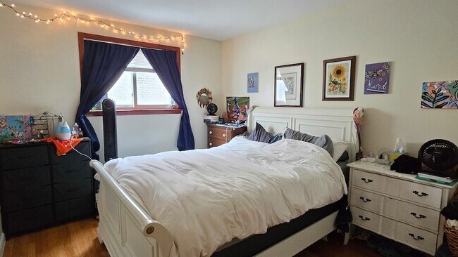 Building Photo - 1401 W Warner Ave