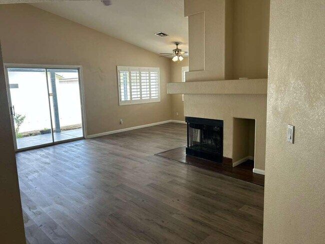 Building Photo - 15822 N 5th Ave