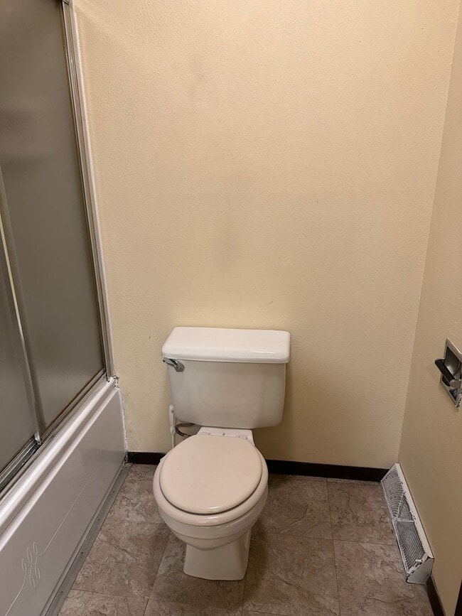 Building Photo - Spacious 3 BR/2 BA in nice north-side culd...