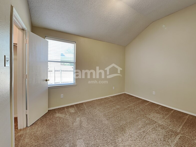 Building Photo - 517 Pinto Ln