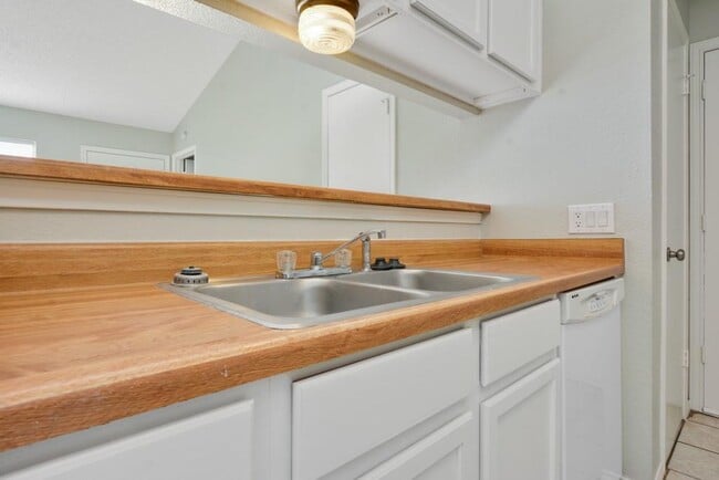 Building Photo - 9101 Japonica Ct