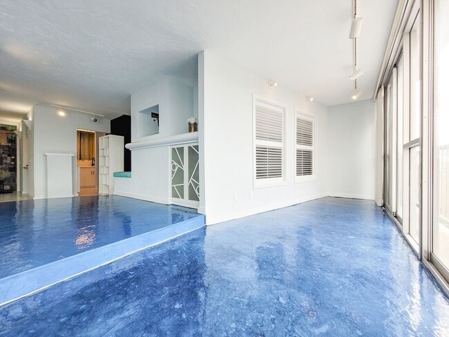 Building Photo - AVAILABLE 11/3/25 1BR / 1Bath / 1Pkg Condo...