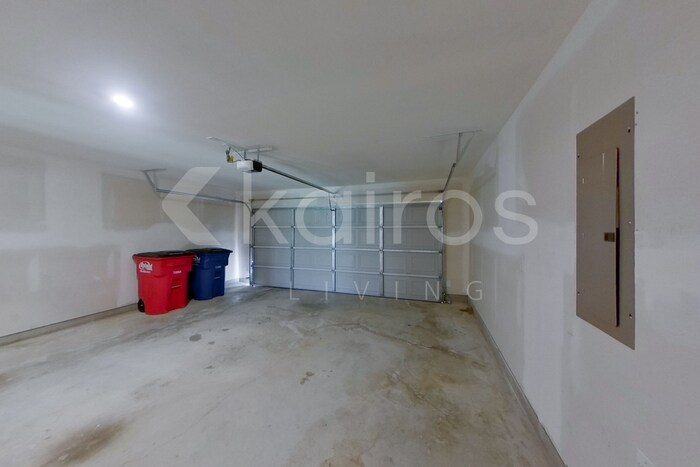Building Photo - 214 York Ln