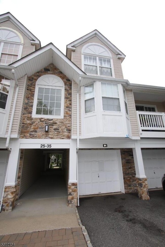 Primary Photo - 31 Loch Ln