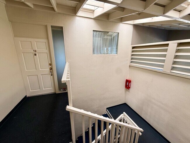 Building Photo - BEAUTIFUL, UPPER UNIT 3BD/2BA PLUS BONUS ROOM TIBURON CONDO. MOUNT TAM VIEWS!