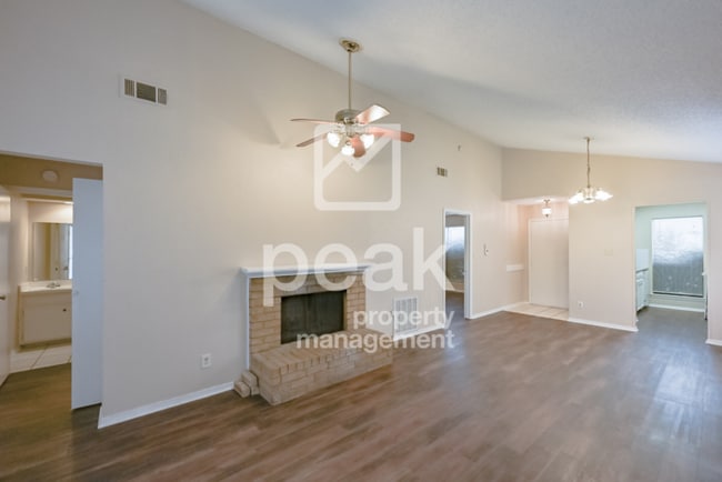 Building Photo - $1,549! 2/Bed1.5Bath duplex in Arlington!