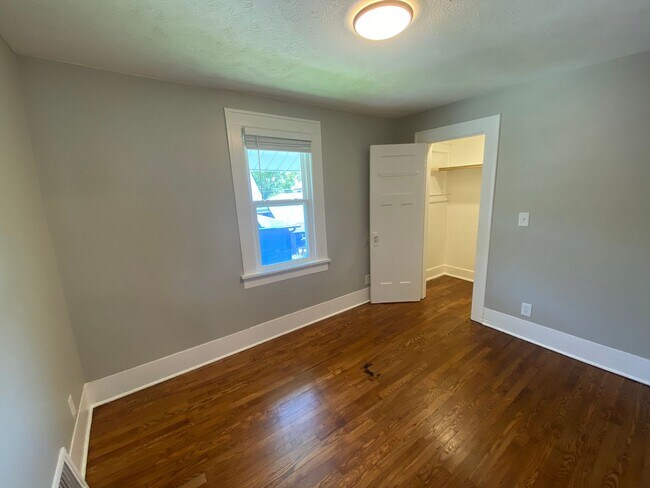 Building Photo - Fully Remodeled 3Bedroom House!