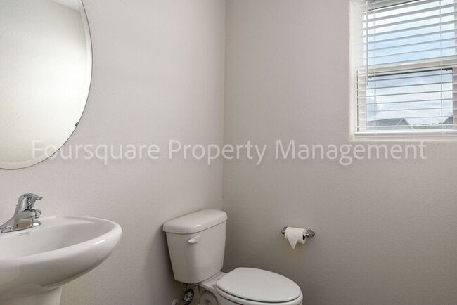 Building Photo - Spacious 3-Bed Home with Loft, Modern Kitc...