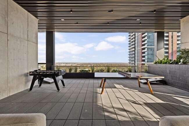 Building Photo - 610 Davis St