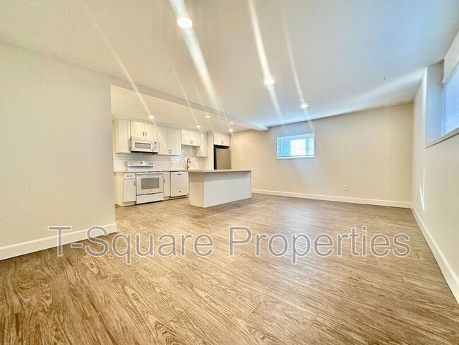 Building Photo - 325 5th Ave S