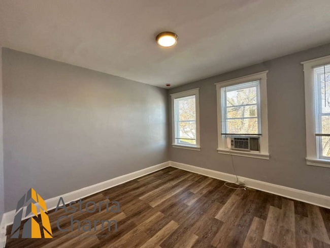 Building Photo - 4 Bedroom or 3 Bedroom with Den Home with First Floor Bedroom on Homestead Street