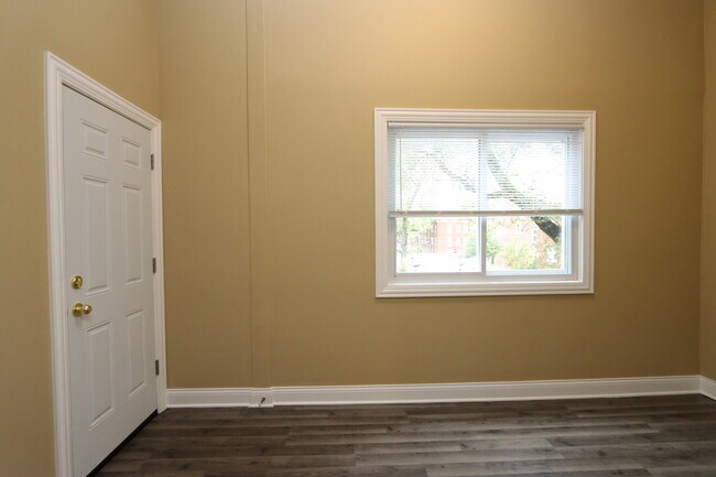 Building Photo - 934 N Lamon Ave