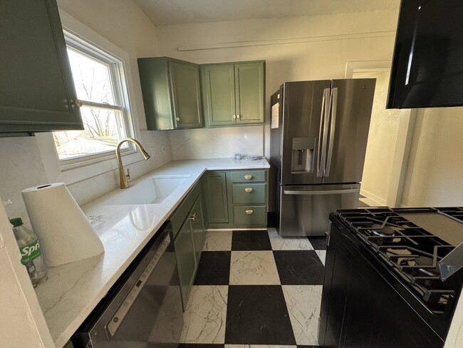 Building Photo - 1329 Rowland Ave