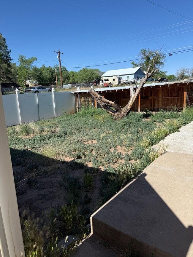 Building Photo - 3 bed, large yard