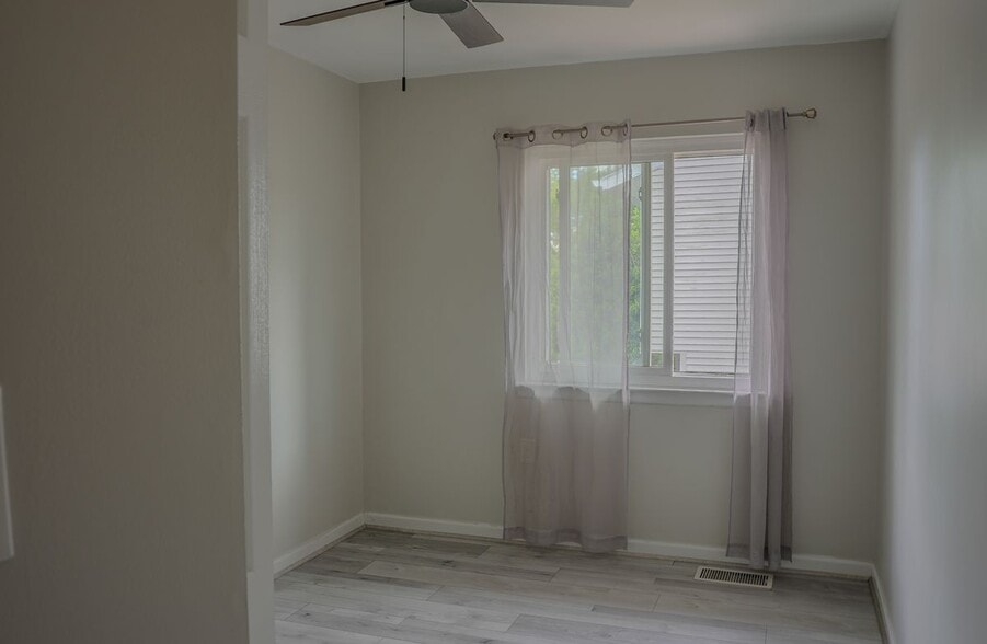 Building Photo - 8622 Village Square Dr
