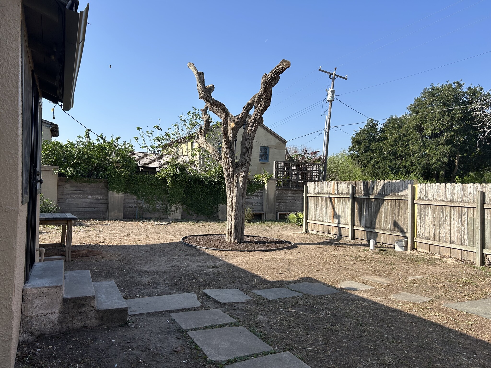 Building Photo - 609 N 15th St