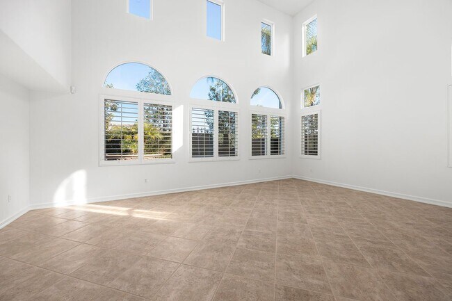 Building Photo - 2556 Pearblossom St