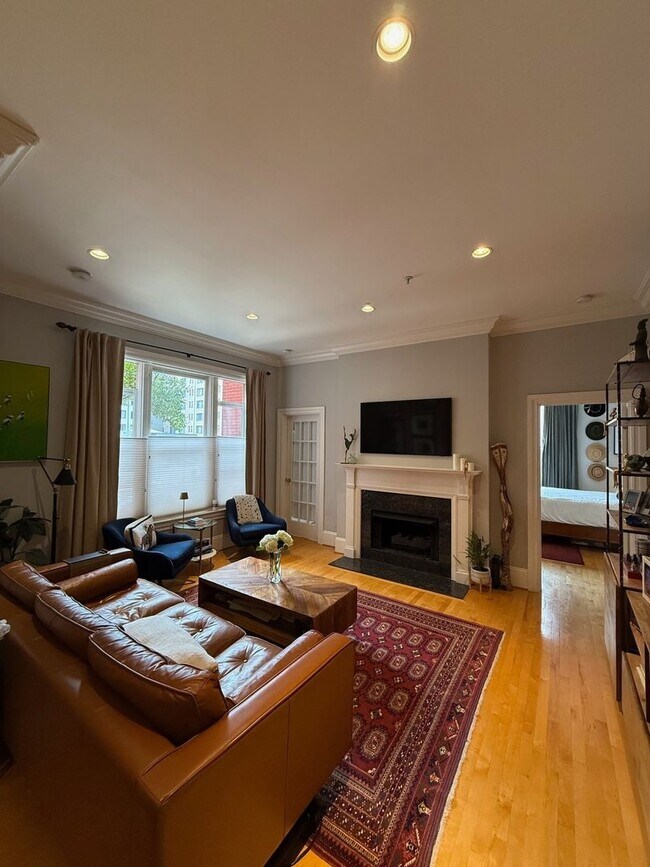Building Photo - Charming 2BR | 2BA Condo in Logan Circle