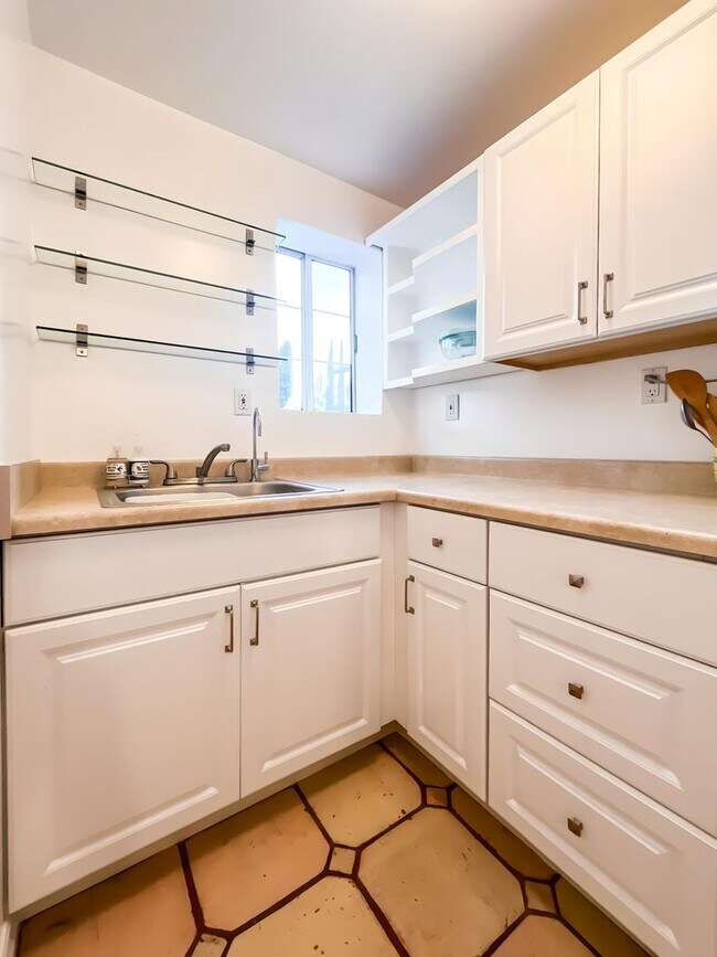 Building Photo - Unbelievable Furnished Studio Lease in WeH...