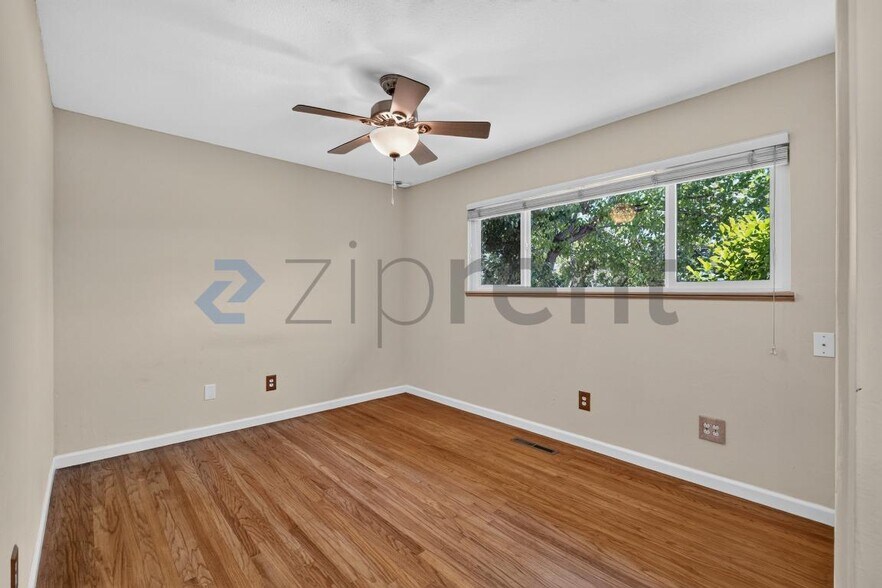 Building Photo - Unit