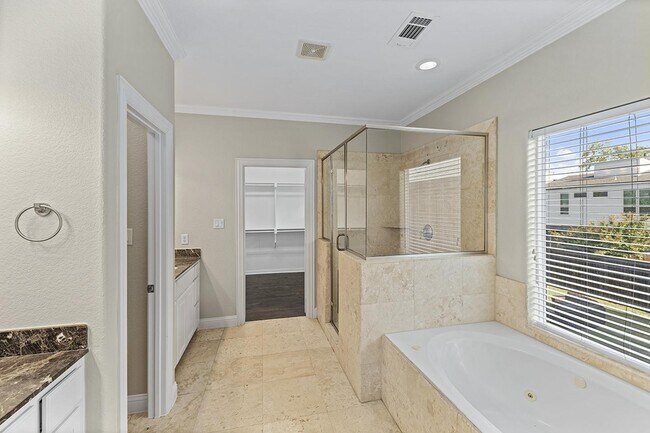 Building Photo - Chic M Streets townhome near shopping & di...