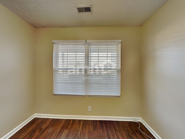 Building Photo - 1428 Westview Dr