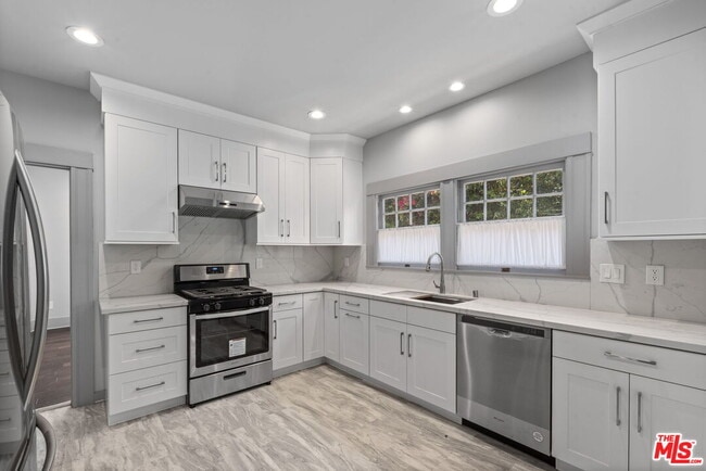 Building Photo - 344 S Kingsley Dr