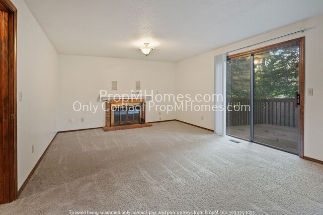 Building Photo - Spacious Tri-level Four Bedroom Home On Qu...