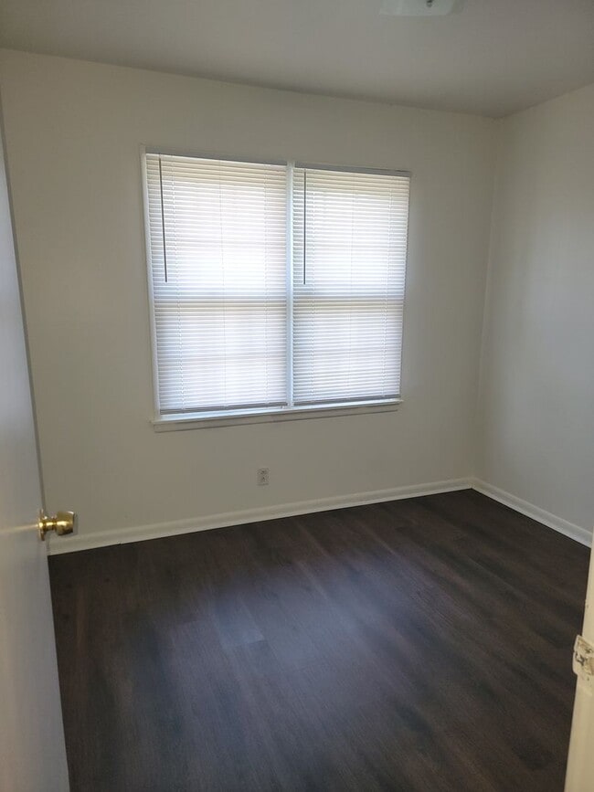 Building Photo - 2BR/1BA Updated Home – Vouchers Welcome!