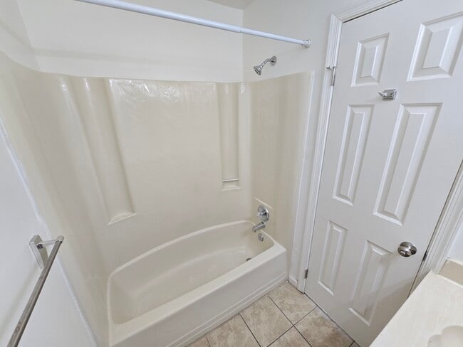 Building Photo - STUNNING TWO STORY 3 BEDROOM/ 2.5 BATH TOW...