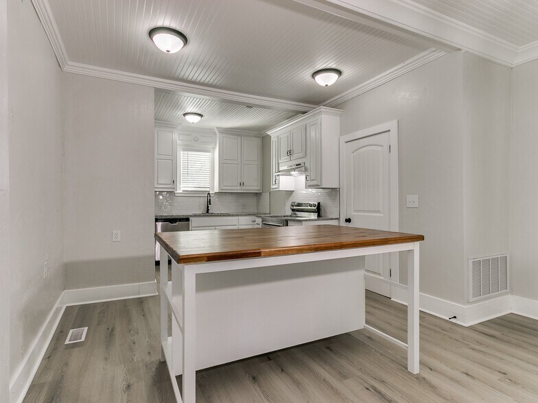 Building Photo - 1828 W Park Pl