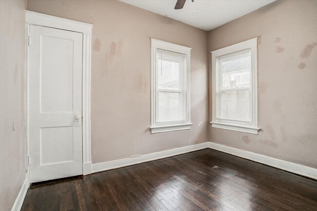 Building Photo - 806 Monroe Ave